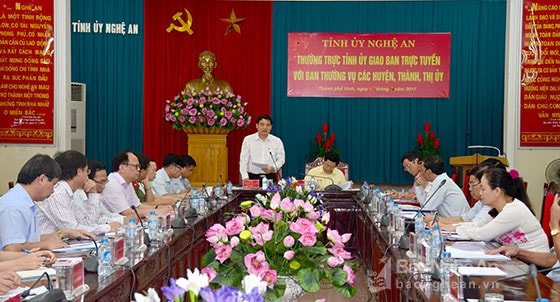 Bí thư Tỉnh ủy Nguyễn Đắc Vinh phát biểu tại cuộc làm việc. Ảnh Thành Duy