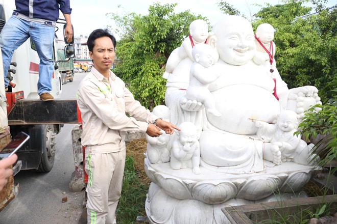 Đối tượng Trần Thoát Hoan và pho tượng Phật Di Lặc.