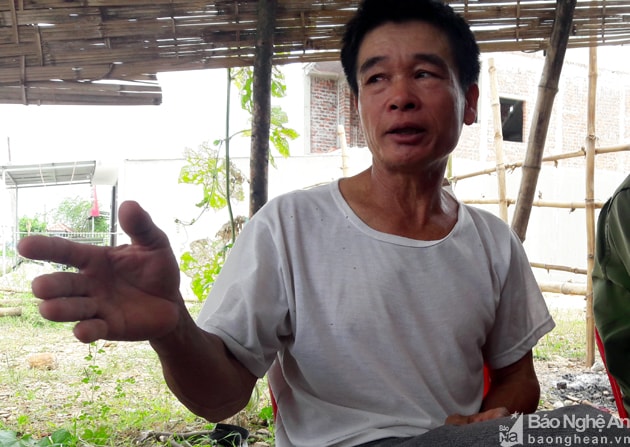 Ông Thiên, bố của nạn nhân Hùng ở Hà Tĩnh. Ảnh. Hương Đức.