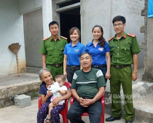 Đoàn cơ sở Trại giam số 3 và Đoàn xã NGhĩa Hợp bàn giao nhà cho Bác Nguyễn Duy CHắt (ngôi nhà phía sau)