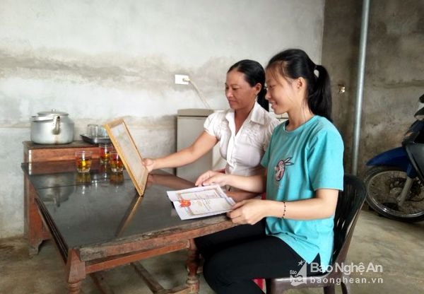 Từ nhỏ em Nguyễn Thị Oanh đã ý thức được gia cảnh nghèo khó của mình và phấn đấu học tập. Trong suốt 12 năm học em là học sinh giỏi toàn diện. Ảnh: Thái Hiền