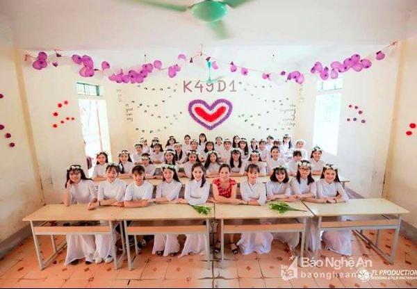 Tập thể lớp 12D1 đạt thành tích cao của Trường THPT Anh Sơn 1. Ảnh: Thái Hiền