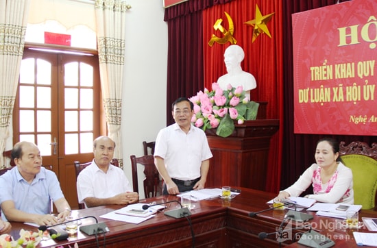 Đồng chí Nguyễn Văn Huy - Ủy viên BCH Đảng bộ tỉnh, Chủ tịch UBMTTQ tỉnh báo cáo tình hình hoạt động công tác mặt trận 6 tháng đầu năm 2016