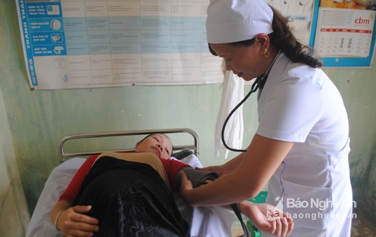 Chăm sóc thai phụ ở Trạm y tế xã Châu Thắng, huyện Quỳ Châu. Ảnh: Thanh Sơn
