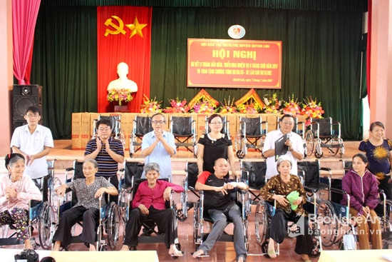 Trao tặng xe lăn cho người khuyết tật