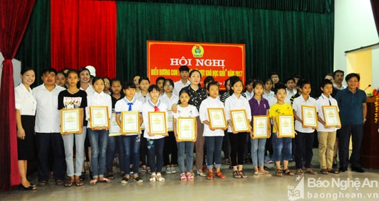 Trao thưởng cho các em học sinh vượt khó học giỏi.