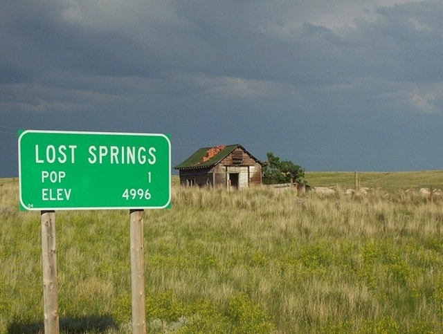 2. Lost Springs, Wyoming (Mỹ): Hiện, Lost Springs cũng chỉ có một người cư trú. Tuy nhiên đây là vấn đề gây tranh cãi vì dữ liệu này là từ năm 2000. Ảnh: Therichest.