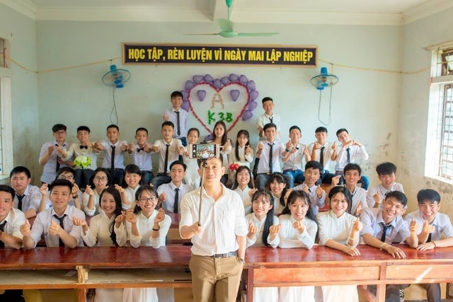 Tập thể lớp 12 A Trường THPT Đặng Thúc Hứa ngày ra trường. Ảnh VNCC.