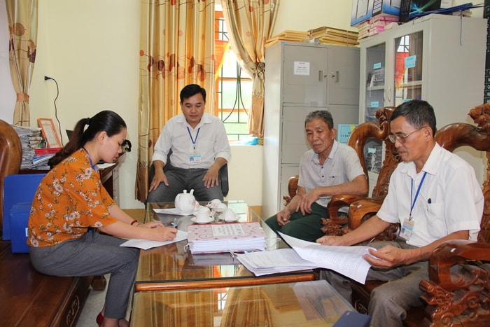 Cán bộ Đảng ủy xã Xá Lượng chuẩn bị hồ sơ kiểm điểm theo tinh thần Nghị quyết Trung ương 4 (khóa XII). Ảnh: Hoài Thu