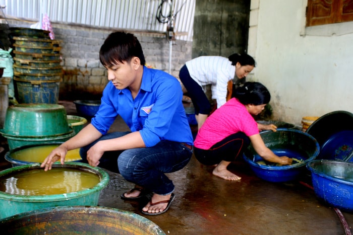 Chế biến tinh bột nghệ thủ công, ảnh hưởng đến an toàn VSTP. Ảnh Quang An