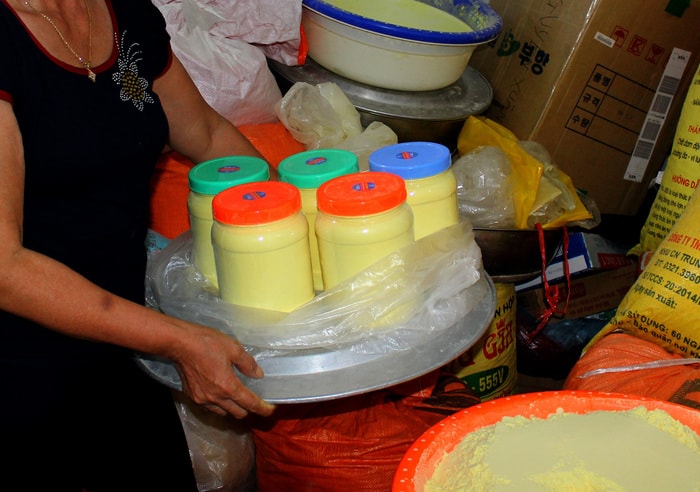 Sản xuất tinh bột nghệ không có nhãn mác. Ảnh: Quang An