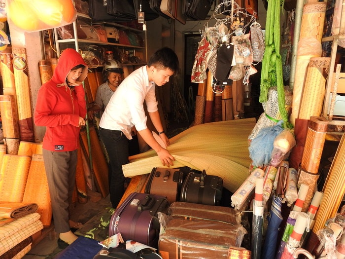 Thời gian rảnh Long Vũ thường giúp mẹ bán hàng. Ảnh: Diện Nguyễn