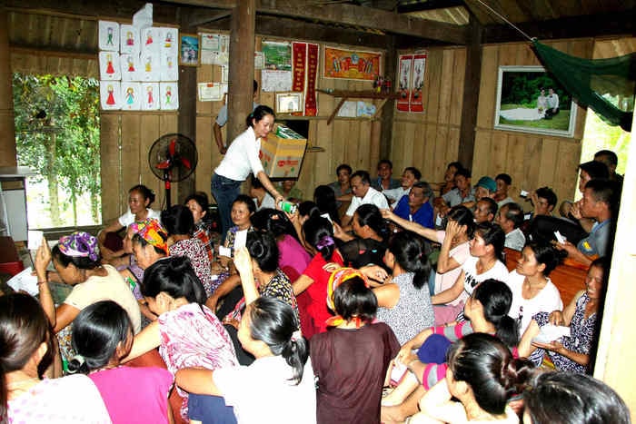  Phát quà là những bóng đèn siêu tiết kiệm điện cho nhũng khách mời có phiếu nhận quà;