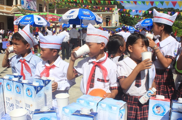 Học sinh Trường Tiểu học Nậm Cắn (Kỳ Sơn) tham gia Chương trình Sữa học đường. Ảnh: Mỹ Hà