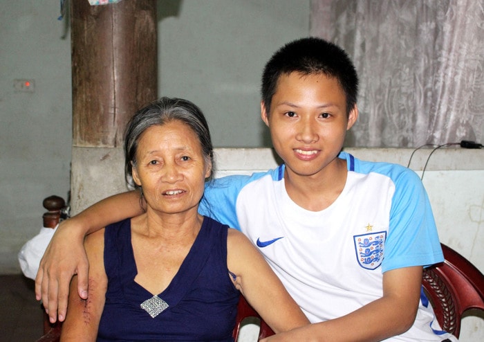 Niềm vui hiện rõ trên khuôn mặt 2 mẹ con thủ khoa trường huyện. Ảnh: Huy Thư