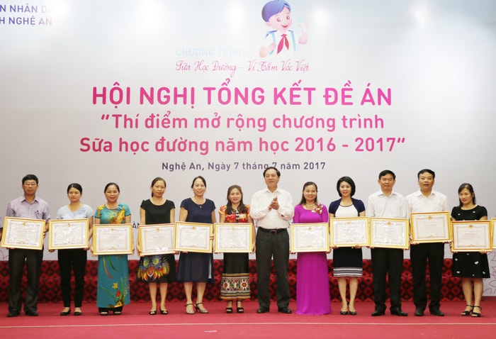 Đồng chí Lê Minh Thông tặng giấy khen cho các tập thể xuất sắc. Ảnh: Mỹ Hà