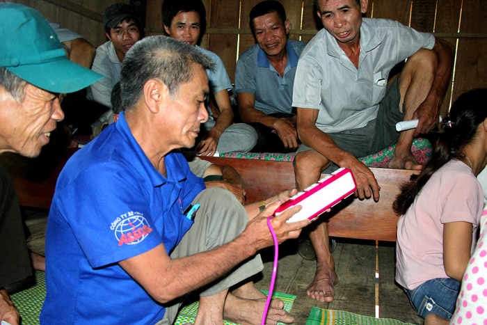 Một người dân bản Muồng vừa mua ổ cắm đa năng. Ảnh: Hùng Cường