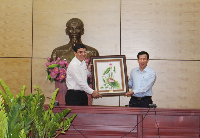 Thay mặt lãnh đạo tỉnh, Bí thư Tỉnh uỷ Nguyễn Đắc Vinh trao tặng bức tranh kỷ niệm cho đoàn công tác Bộ VH-TT&DL. Ảnh: Phước Anh