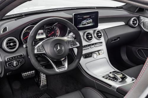 AMG C 43 4MATIC Coupé với nội thất ốp sợi thủy tinh màu bạc. Ảnh: Văn Xuyên