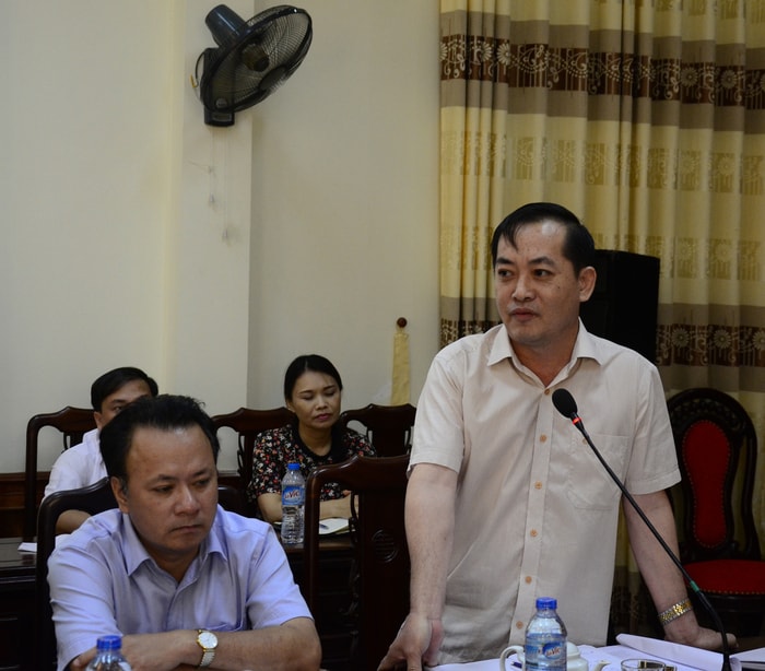Đồng chí Nguyễn Văn Lư- Phó Bí thư Thường trực Thành ủy Vinh trao đổi về công tác kiểm tra, giám sát sau kiểm điểm theo tinh thần Nghị quyêt Trung ương 4  (khóa XII) của Thành phố Vinh. Ảnh Thanh Lê