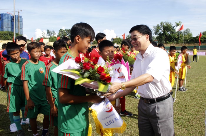 Đồng chí Nguyễn Văn Thông tặng hoa chúc mừng các đội bóng về tham dự giải đấu.