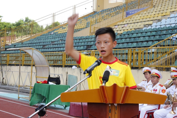 Cầu thủ U13 SLNA đại diện cho 240 cầu thủ hứa quyết tâm thi đấu trung thực, công hiến trên tình thần thể thao cao thượng. 