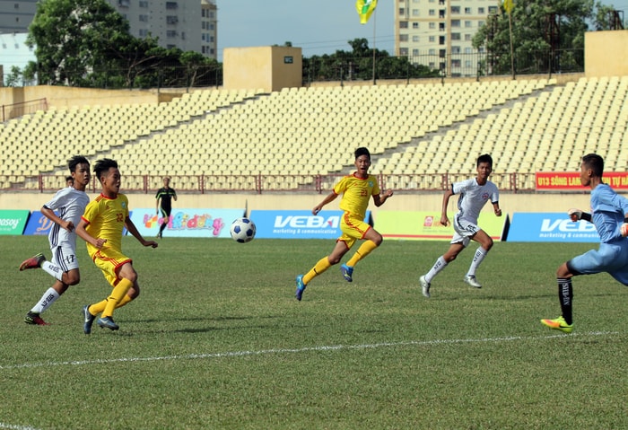 Pha tấn công nguy hiểu đầu tiên của trận đấu thuộc về U13 SLNA. Rất tiếc sau khi đã vượt qua thủ môn 