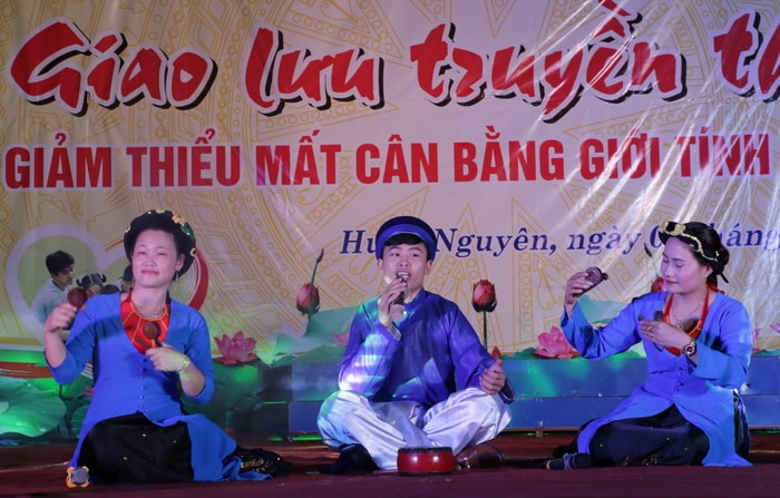 Tiết mục văn nghệ đến từ đội tuyên truyền xã Hưng Tiến, huyện Hưng Nguyên. Ảnh: Mỹ Hà