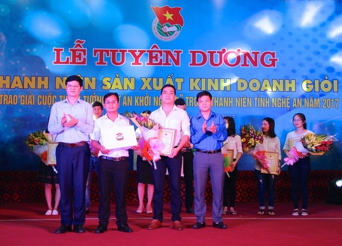 Đồng chí Lê Xuân Đại - Phó Chủ tịch UBND tỉnh và đồng chí Phạm Tuấn Vinh - Bí thư Tỉnh đoàn trao phần thưởng cho giải nhất cuộc thi 