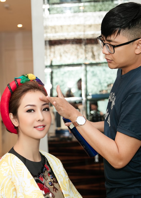 jennifer-pham-mac-ao-dai-5000-usd-khi-lam-mc