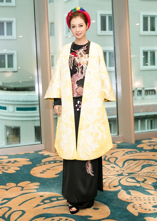 jennifer-pham-mac-ao-dai-5000-usd-khi-lam-mc-2