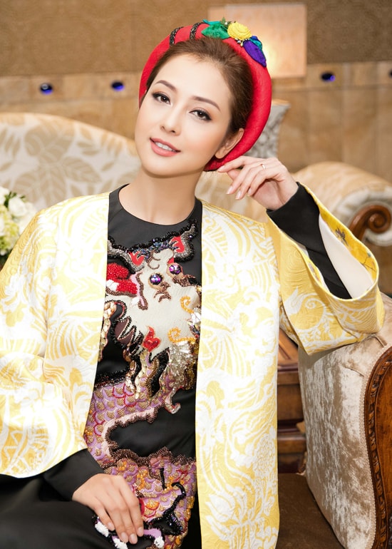jennifer-pham-mac-ao-dai-5000-usd-khi-lam-mc-4