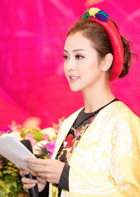 jennifer-pham-mac-ao-dai-5000-usd-khi-lam-mc-6