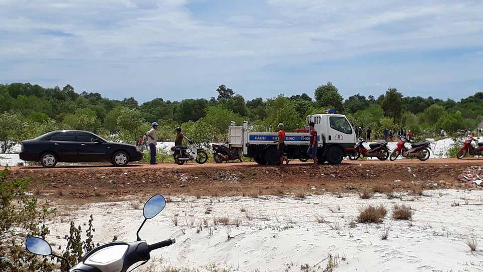 Cơ quan chức năng đã phong toả hiện trường, tiến hành khám nghiệm tử thi. Ảnh FB Phạm Phú Thép