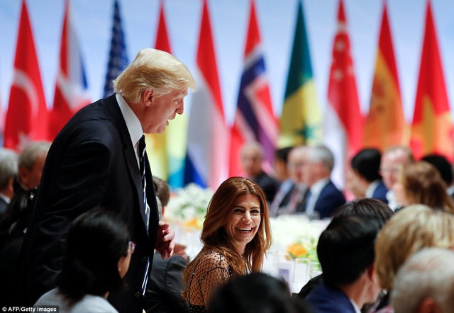 Đệ nhất phu nhân Argentina Juliana Awada cười rạng rỡ khi Tổng thống Trump chào hỏi bà (Ảnh: AFP)