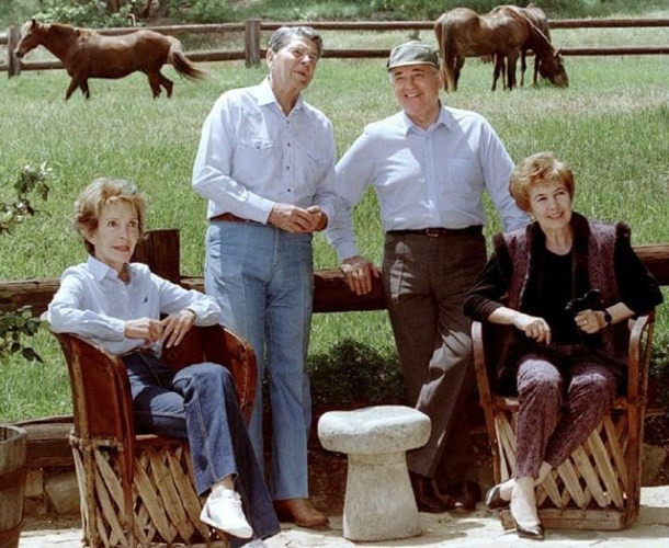 Cựu lãnh đạo Liên Xô Mikhail Gorbachev và Tổng thống Mỹ Ronald Reagan tại trang trại riêng của ông chủ Nhà Trắng này vào năm 1992. Ảnh Telegraph