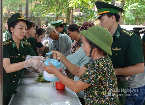 Đoàn viên, thanh niên Bộ đội biên phòng tỉnh trao cháo tình thương cho Bệnh nhân nghèo đang điều trị tại bệnh viện Ung bướu Nghệ An. Ảnh: 