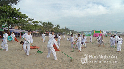 500 môn sinh đã tiến hành cào sàng cát thu gom vỏ sò vỏ ốc và nhặt rác thải dọc bãi biển. Ảnh: Thanh Bình.