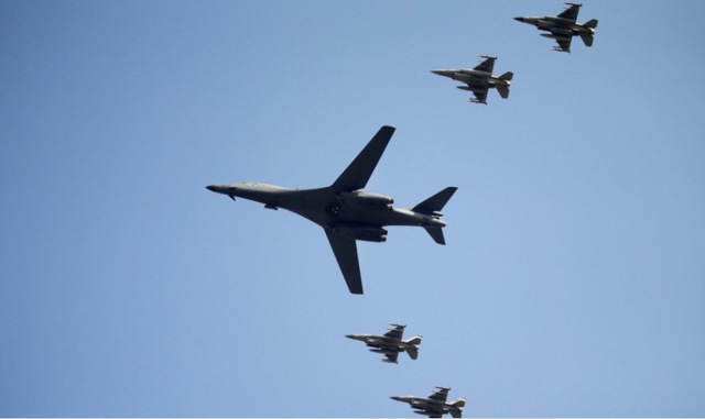 May bay ném bom B-1B của Không quân Mỹ bay cùng dàn máy bay chiến đấu F-16. Ảnh: Reuters