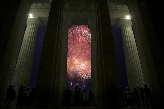 Mọi người xem các tác phẩm cháy nổ tại Tưởng niệm Lincoln trong lễ kỷ niệm 241 của Tuyên bố Độc lập tại Washington, ngày 4 tháng 7 năm 2017
