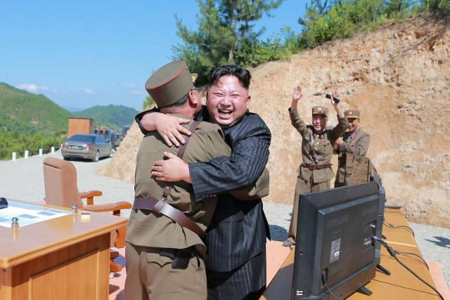 Nhà lãnh đạo Triều Tiên Kim Jong Un đã phản ứng với các nhà khoa học và kỹ thuật viên của Học viện Khoa học Quốc phòng Triều Tiên sau khi phóng thử tên lửa đạn đạo xuyên lục địa Hwasong-14