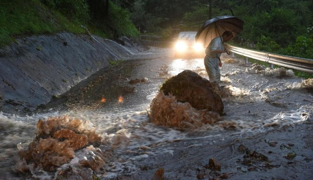 Một con đường bị ngập với các tảng đá rơi đã được hình dung ở Hita ở quận Oita, Nhật Bản, sau khi những cơn mưa nặng hạt, trong bức ảnh chụp bởi Kyodo vào ngày 5 tháng 7 năm 2017. 