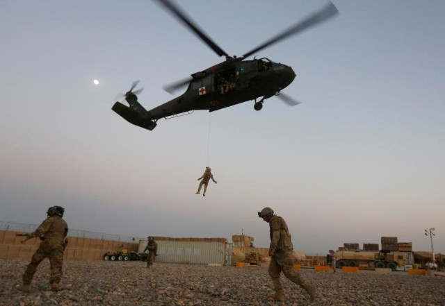 Một Quân đội Hoa Kỳ và quân đội Hoa Kỳ tham gia một cuộc tập trận trực thăng Medevac tại tỉnh Helmand, Afghanistan, ngày 6 tháng 7 năm 2017