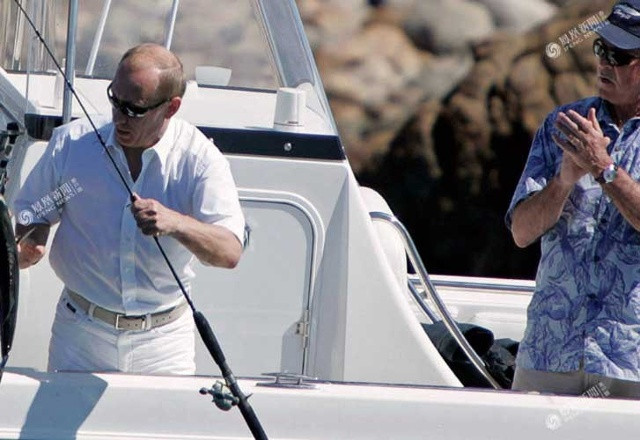 Năm 2007, giữa lúc căng thẳng Nga-Mỹ, Tổng thống Bush (con) đã mới người đồng cấp Nga Putin tới tư gia bên bờ biển của cha ông ở Maine. Trong ảnh, hai nhà lãnh đạo ăn vận đơn giản đang đi câu cá. Ảnh Ifeng