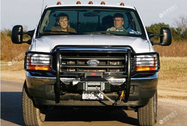 Tổng thống George W. Bush đích thân lái xe chở Thủ tướng Đức Merkel tại trang trại của gia đình ông ở Texas năm 2007. Ảnh Ifeng