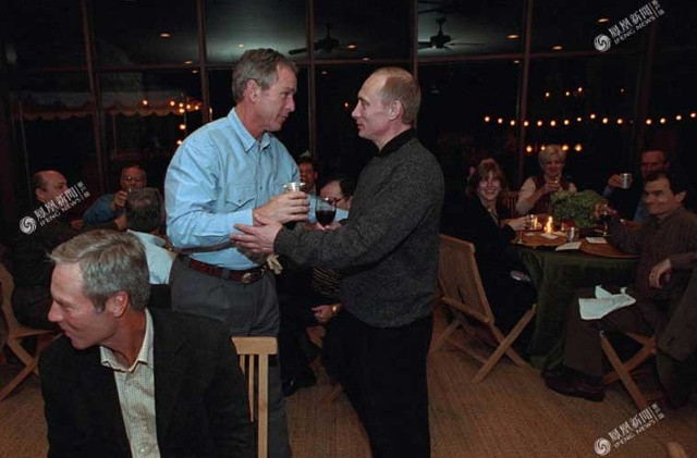 Tổng thống Bush con và người đồng cấp Nga Putin cụng ly chúc mừng ở cuối bữa tiệc tại trang trại riêng của nhà ông Bush ở Crawford, Texas năm 2001. Ảnh Ifeng