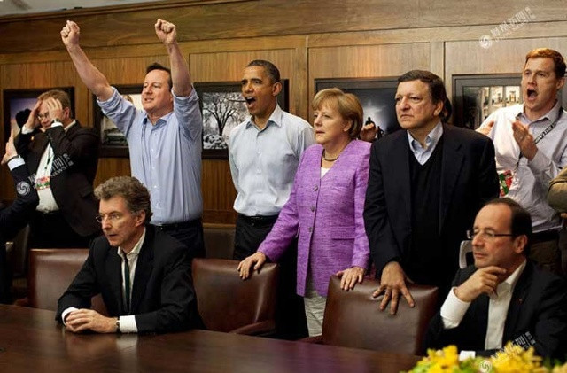 Trong dịp họp G8 năm 2012, Tổng thống Mỹ Obama, Thủ tướng Đức Merkel và Thủ tướng Anh David Cameroon hào hứng xem trận chung kết C1 giữa hai câu lạc bộ bóng đá tới từ Anh và Đức. Ảnh Ifeng