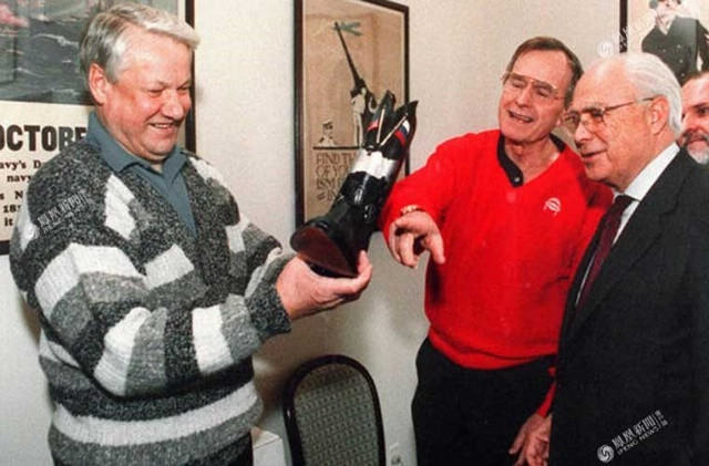 Tổng thống George H. W. Bush chỉ về đôi giày dành cho dân cao bồi Texas mà ông tặng cho Tổng thống Nga Boris Yeltsin (trái) nhân dịp sinh nhật lần thứ 61 của nhà lãnh đạo Nga. Ảnh chụp năm 1992. Ảnh Ifeng