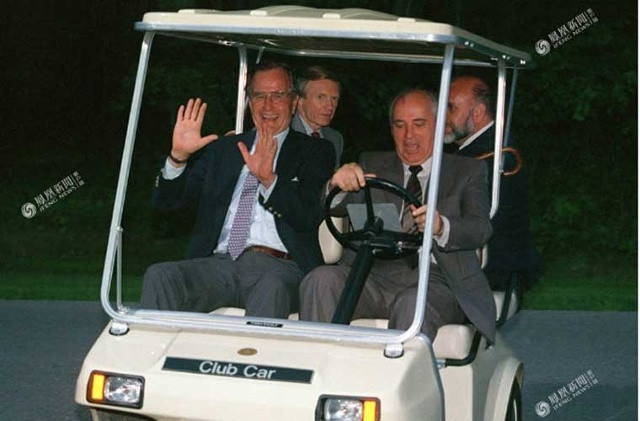Lãnh đạo Liên Xô Mikhail Gorbachev tự tay lái chiếc xe golf chở Tổng thống Mỹ George H. W. Bush (Bush cha) tại trại David hồi tháng 6/1990. Ảnh Ifeng