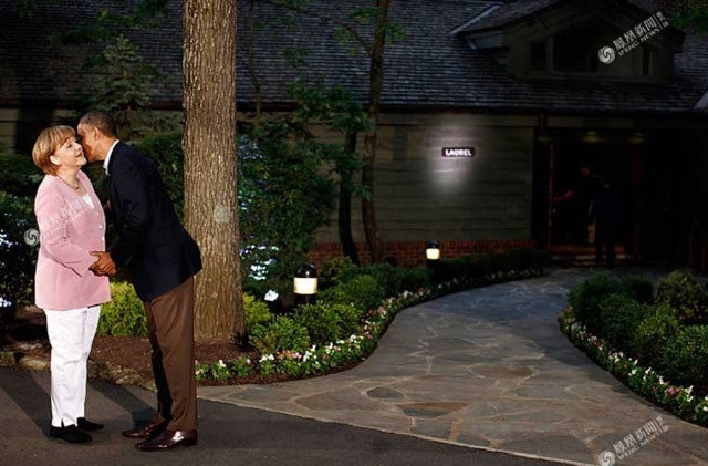 Cuộc gặp gỡ thân mật giữa chủ nhân Nhà Trắng và các lãnh đạo thế giới không phải hiếm trong lịch sử. Điển hình, bức hình chụp ngày 18/5/2012 lúc Tổng thống Mỹ lúc đó Barack Obama ra đón tiếp thân tình Thủ tướng Đức Angela Merkel trong ngày khai mạc Hội nghị thượng đỉnh G8 tại Trại David. Ảnh Ifeng